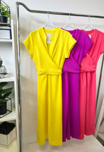 Kép betöltése a galériamegjelenítőbe: DALMA csavart átkötős rövid ujjú ruha