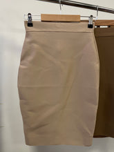 Kép betöltése a galériamegjelenítőbe: 9636 NATUR Alakformáló szoknya