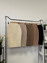 Kép betöltése a galériamegjelenítőbe: 9636 NATUR Alakformáló szoknya