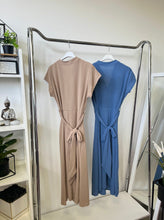 Kép betöltése a galériamegjelenítőbe: DALMA csavart átkötős rövid ujjú ruha