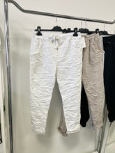 Kép betöltése a galériamegjelenítőbe: VANDA gyűrt nadrág 7373/1318