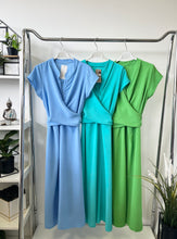 Kép betöltése a galériamegjelenítőbe: DALMA csavart átkötős rövid ujjú ruha