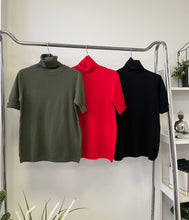 Kép betöltése a galériamegjelenítőbe: 0083 BASIC rövid ujjú garbó