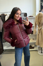 Kép betöltése a galériamegjelenítőbe: 88527-27 BURGUNDI szőrmés kabát