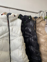 Kép betöltése a galériamegjelenítőbe: 4286 FÉNYES Steppelt mellény