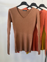 Kép betöltése a galériamegjelenítőbe: 5808 BORDÁS basic V nyakú felső