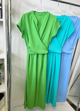 Kép betöltése a galériamegjelenítőbe: DALMA csavart átkötős rövid ujjú ruha