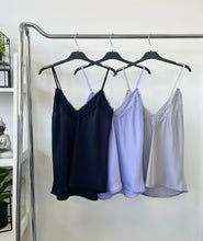 Kép betöltése a galériamegjelenítőbe: CSIPKÉS szatén top 3352