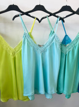 Kép betöltése a galériamegjelenítőbe: CSIPKÉS szatén top 3352