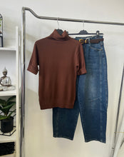 Kép betöltése a galériamegjelenítőbe: 0083 BASIC rövid ujjú garbó