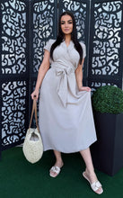 Kép betöltése a galériamegjelenítőbe: DALMA csavart átkötős rövid ujjú ruha