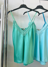 Kép betöltése a galériamegjelenítőbe: CSIPKÉS szatén top 3352