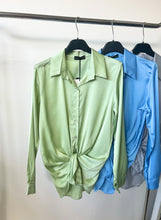 Kép betöltése a galériamegjelenítőbe: 7988 GIGI színes szatén blúz