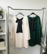 Kép betöltése a galériamegjelenítőbe: 6666 MARION flitteres, hátán masnis ruha