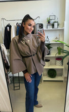 Kép betöltése a galériamegjelenítőbe: 2956 MARION öves poncsó