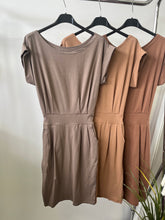 Kép betöltése a galériamegjelenítőbe: 6429 BASIC öves-zsebes pamut ruha