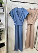 Kép betöltése a galériamegjelenítőbe: DALMA csavart átkötős rövid ujjú ruha