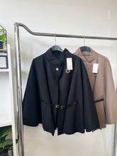 Kép betöltése a galériamegjelenítőbe: 2956 MARION öves poncsó