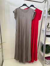 Kép betöltése a galériamegjelenítőbe: 8217 EMILY pliszírozott ruha