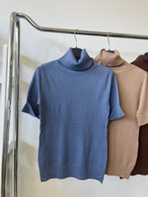 Kép betöltése a galériamegjelenítőbe: 0083 BASIC rövid ujjú garbó