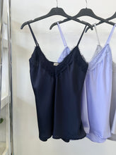 Kép betöltése a galériamegjelenítőbe: CSIPKÉS szatén top 3352