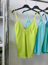 Kép betöltése a galériamegjelenítőbe: CSIPKÉS szatén top 3352