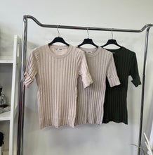 Kép betöltése a galériamegjelenítőbe: 0015 FERGIE basic kötött felső