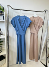 Kép betöltése a galériamegjelenítőbe: DALMA csavart átkötős rövid ujjú ruha