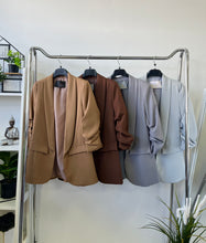 Kép betöltése a galériamegjelenítőbe: 80172 LONG blézer/basic szinek