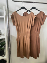 Kép betöltése a galériamegjelenítőbe: 6429 BASIC öves-zsebes pamut ruha