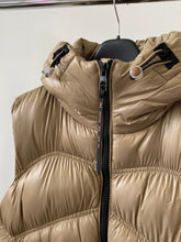 Kép betöltése a galériamegjelenítőbe: 4286 FÉNYES Steppelt mellény