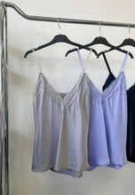 Kép betöltése a galériamegjelenítőbe: CSIPKÉS szatén top 3352