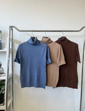 Kép betöltése a galériamegjelenítőbe: 0083 BASIC rövid ujjú garbó