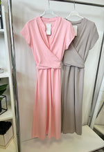 Kép betöltése a galériamegjelenítőbe: DALMA csavart átkötős rövid ujjú ruha