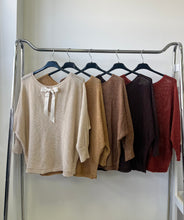 Kép betöltése a galériamegjelenítőbe: 1236 SZATĖN szalagos csillogós felső