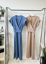 Kép betöltése a galériamegjelenítőbe: DALMA csavart átkötős rövid ujjú ruha