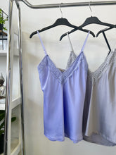 Kép betöltése a galériamegjelenítőbe: CSIPKÉS szatén top 3352