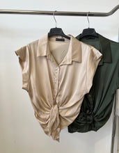 Kép betöltése a galériamegjelenítőbe: 7370 LINETT szatén felső/ blúz