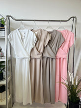 Kép betöltése a galériamegjelenítőbe: DALMA csavart átkötős rövid ujjú ruha