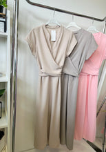 Kép betöltése a galériamegjelenítőbe: DALMA csavart átkötős rövid ujjú ruha