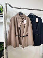 Kép betöltése a galériamegjelenítőbe: 2956 MARION öves poncsó