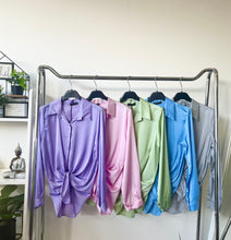 Kép betöltése a galériamegjelenítőbe: 7988 GIGI színes szatén blúz