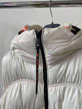 Kép betöltése a galériamegjelenítőbe: 4286 FÉNYES Steppelt mellény