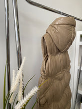 Kép betöltése a galériamegjelenítőbe: 4286 FÉNYES Steppelt mellény