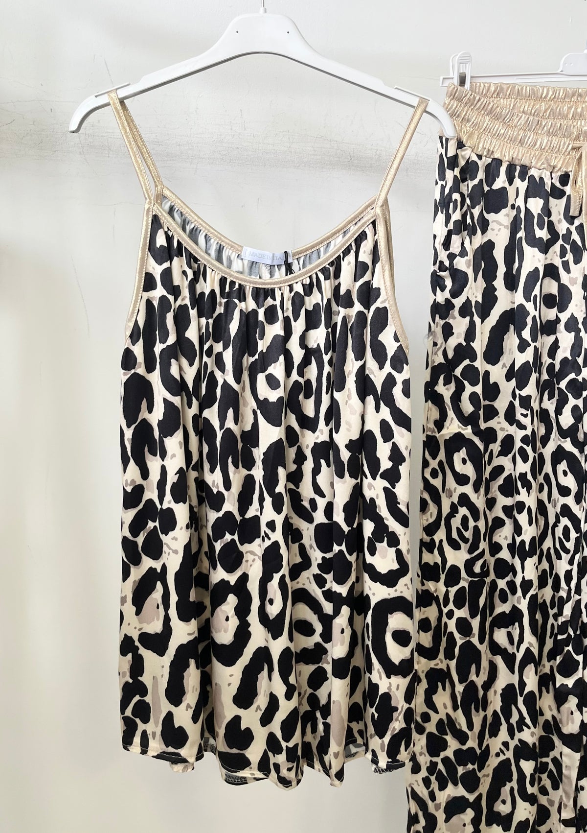 75736 HENNA leopárd szatén top