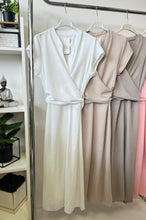 Kép betöltése a galériamegjelenítőbe: DALMA csavart átkötős rövid ujjú ruha