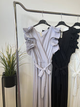 Kép betöltése a galériamegjelenítőbe: 57052 DEBY pliszirozott/fodros overál