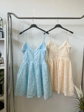 Kép betöltése a galériamegjelenítőbe: 11086 BELLA csipkés miniruha