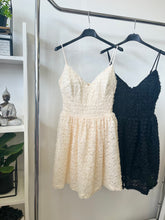 Kép betöltése a galériamegjelenítőbe: 11086 BELLA csipkés miniruha