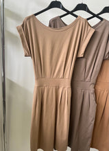 Kép betöltése a galériamegjelenítőbe: 6429 BASIC öves-zsebes pamut ruha